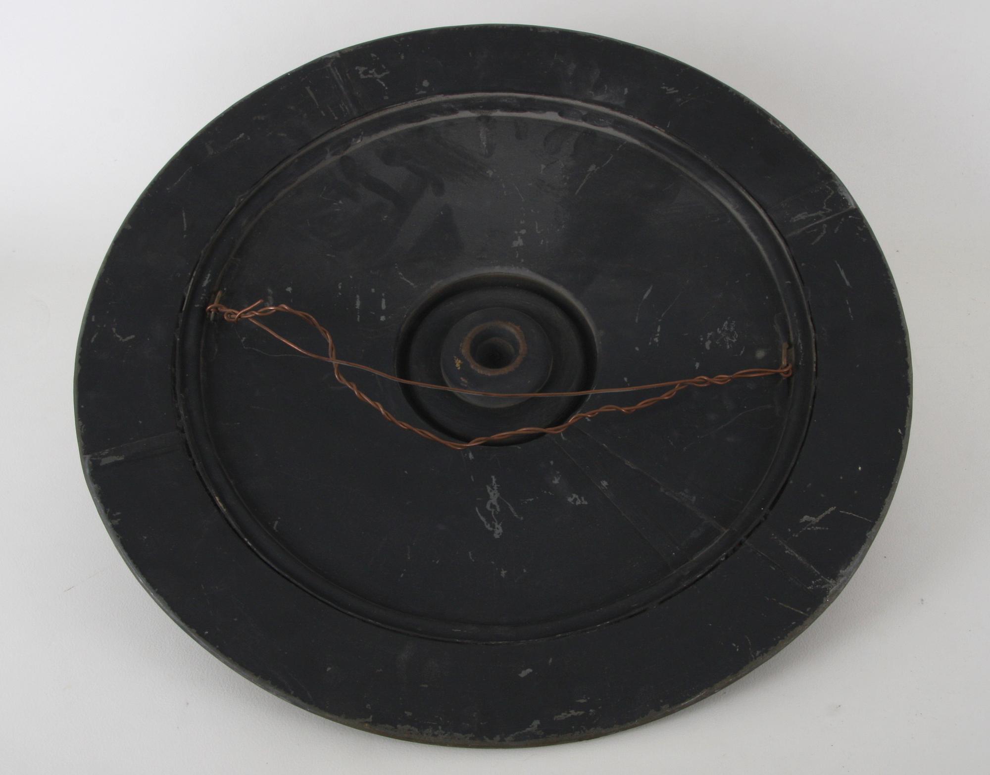 PRYDNADSSKÖLD, patinerad metall.