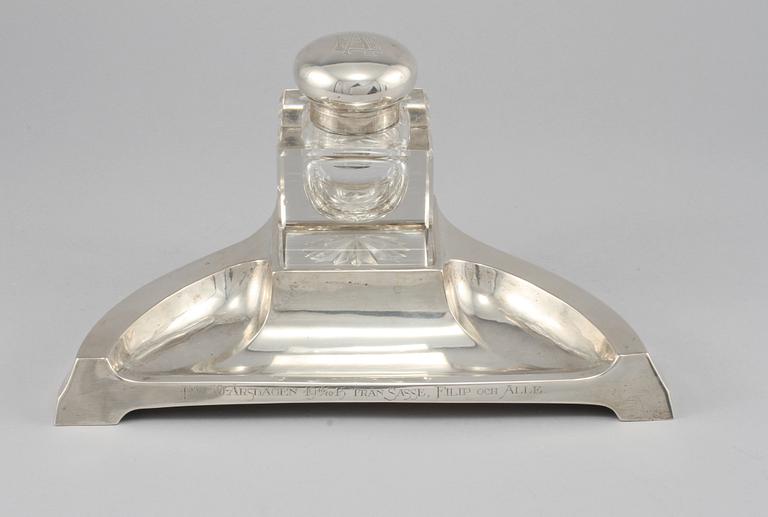 SKRIVBORDSGARNITYR, silver och glas, K. Andersson, Göteborg, 1915.