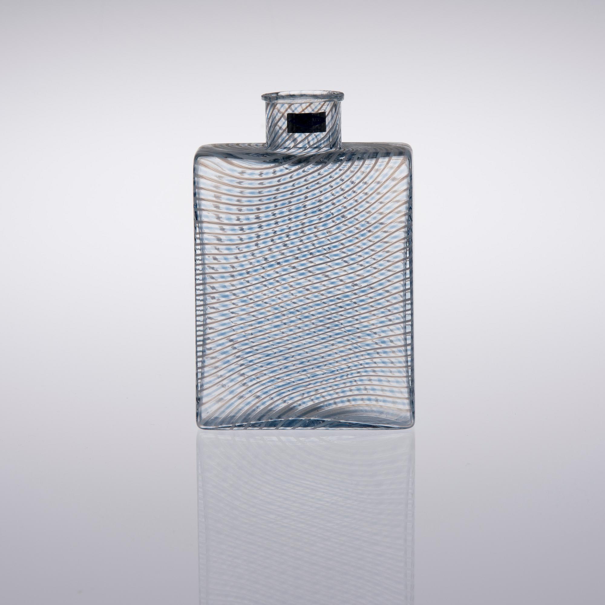 FLASKA, glas, signerad Kaj Franck, Nuutajärvi Notsjö 1981. Numrerad 353/1000.