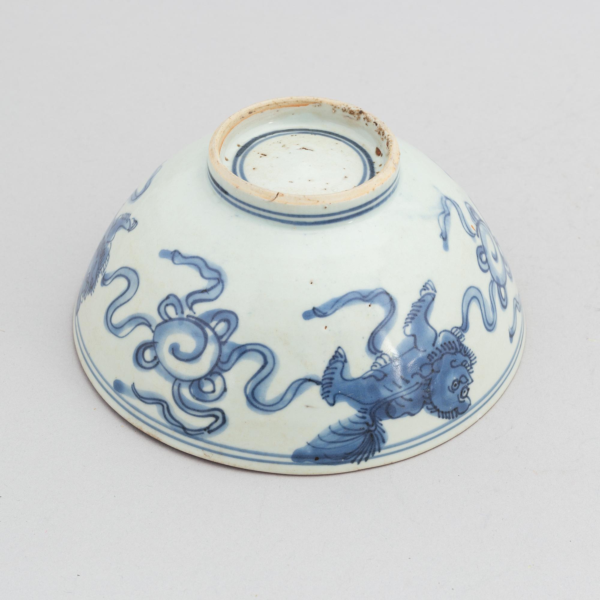 A Chinese blue and white porcelain bowl with buddhist lions chasing a ball with ribbons, Ming dynasty (1368-1644).
