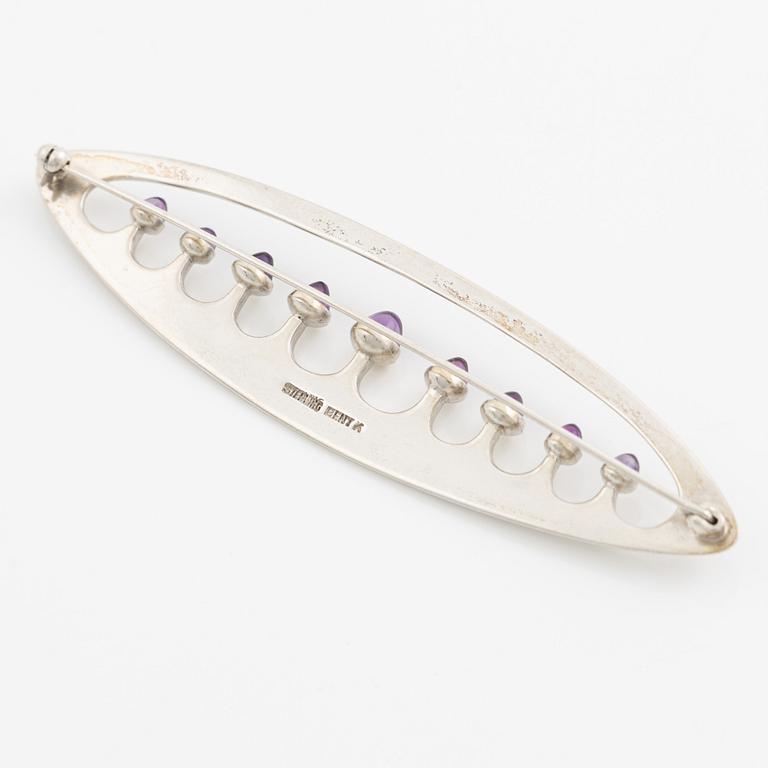 Bent Knudsen, brosch, silver med cabochonslipade ametister.