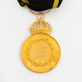 Gustav VI Adolf, medalj, 12 storleken, guld, "för trohet och flit". i etui. 1952, CF Carlman.