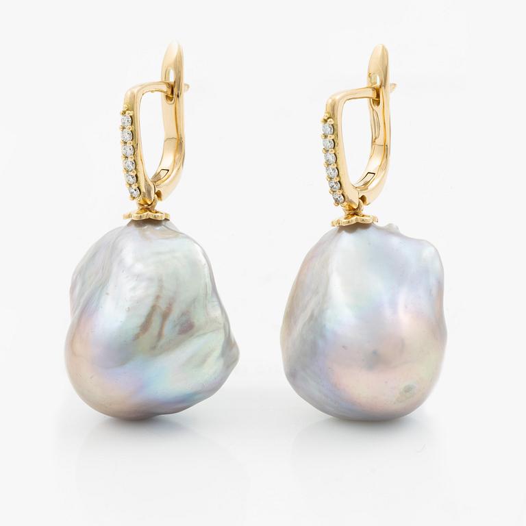 Earrings in 18K gold with baroque cultured freshwater pearls and brilliant-cut diamonds.