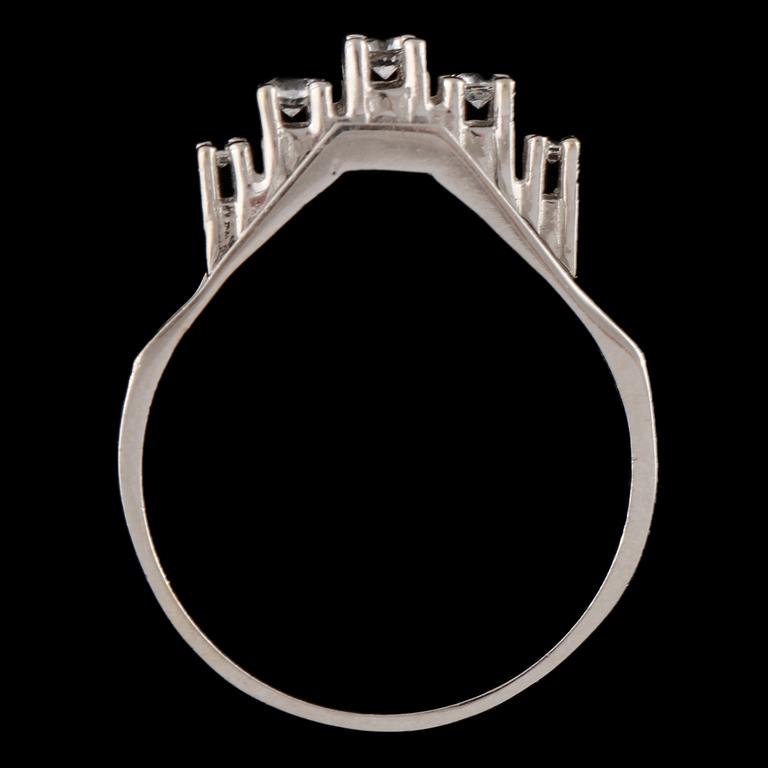 RING, 18k guld med 5 fasettslipade vita stenar, importstämplad, 1900-talets andra hälft.  Vikt 4 g.