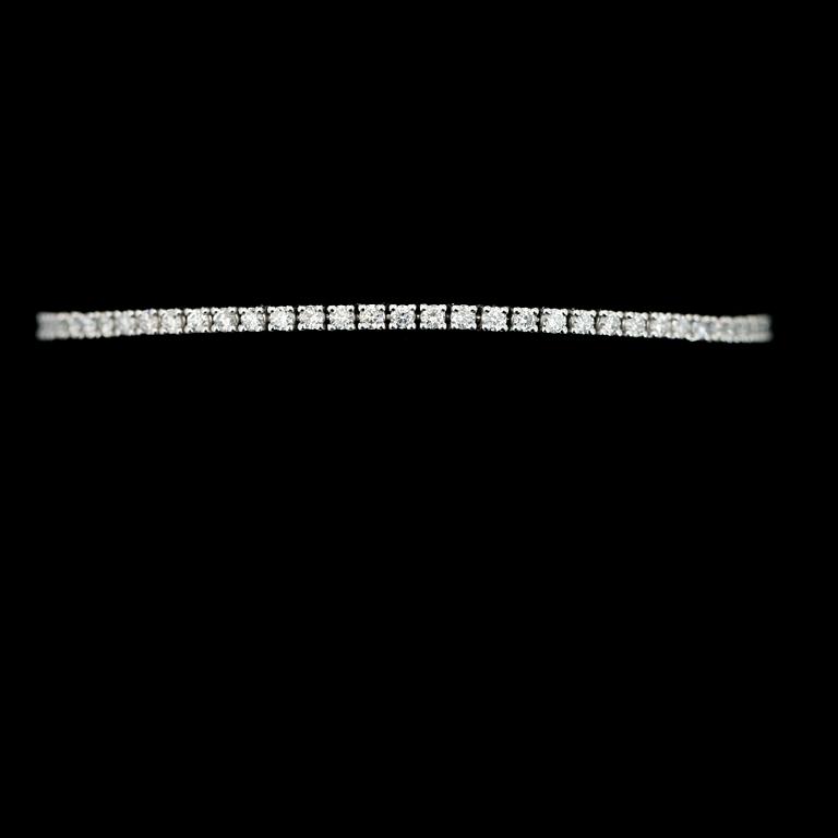 ARMBAND, 18K vitguld, 82 briljantslipade diamanter tot ca 2.20 ct.