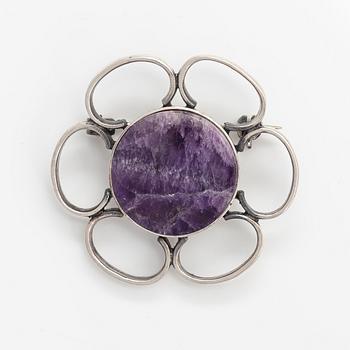 Jorma Laine, A silver and amethyst brooch. Kultateollisuus, Turku 1974.