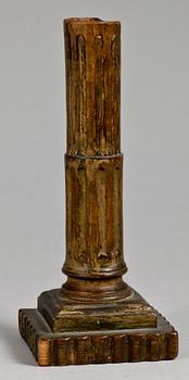 LJUSSTAKE, trä. Gustaviansk, 1700-talets andra hälft.