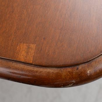 A two-part mahogany Georgian/Victorian dining table, England, first half of the 20th century.