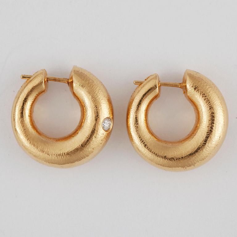 ÖRHÄNGEN, ett par, Ole Lynggaard, 18k guld med två briljantslipade diamanter tot ca0,14ct, enl grav. Totalvikt ca11g.