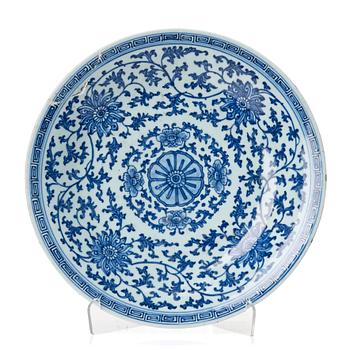 A Chinese blue and white dish, late Qing dynasty.