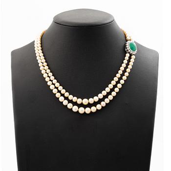 Collier odlade pärlor lås 18K vitguld med en cabochonslipad smaragd och runda briljantslipade diamanter.