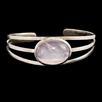 ARMRING, silver med cabochonslipad  rosenkvarts, importstämplad. Vikt 24,9 g.