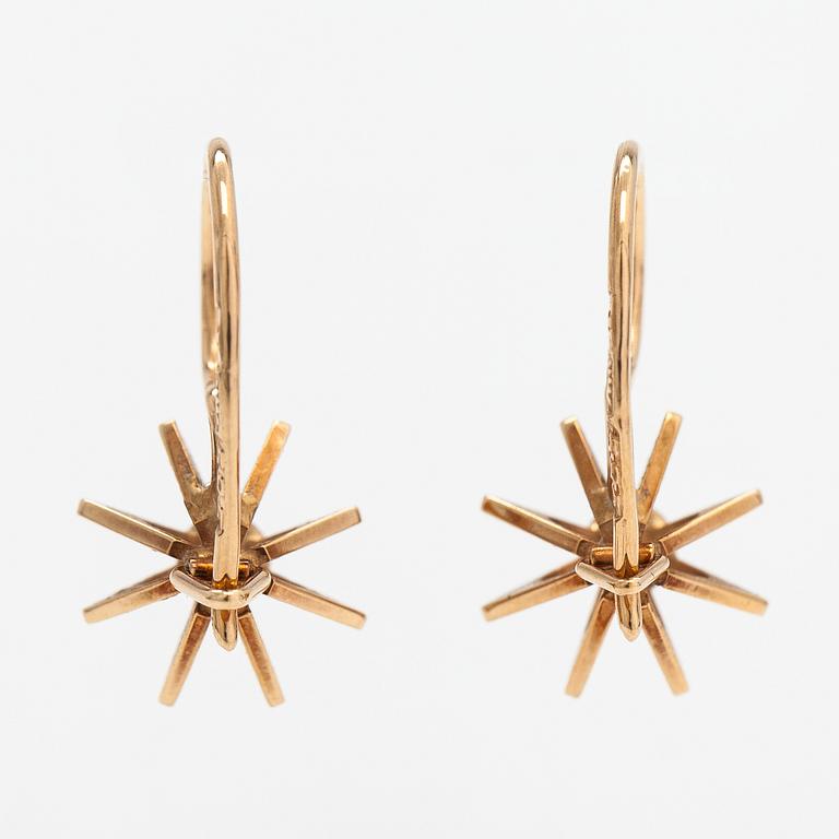 Elis Kauppi, A pair of 14K gold earrings with diamonds ca. 0.01 ct in total. Kupittaan Kulta, Turku.