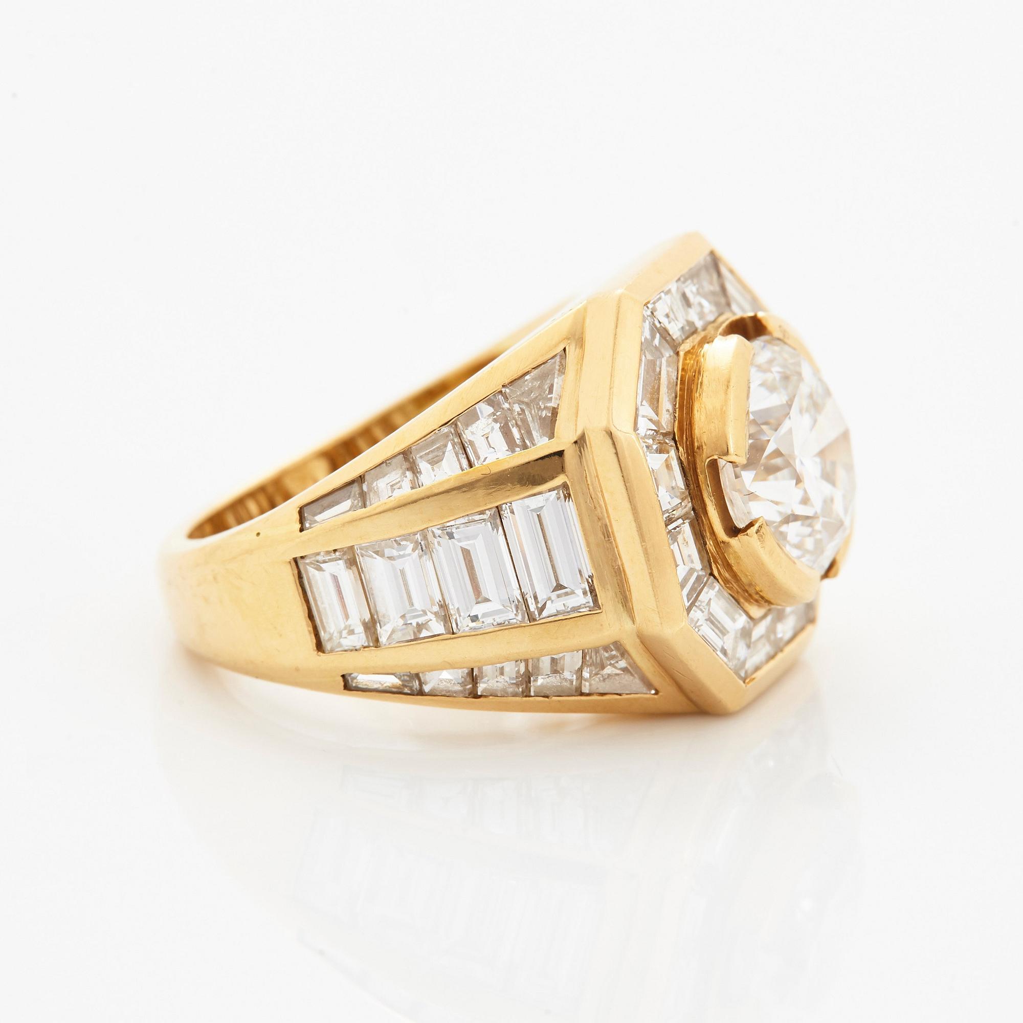 An 18K gold ring set with a round brilliant-cut diamond 3.01 cts.