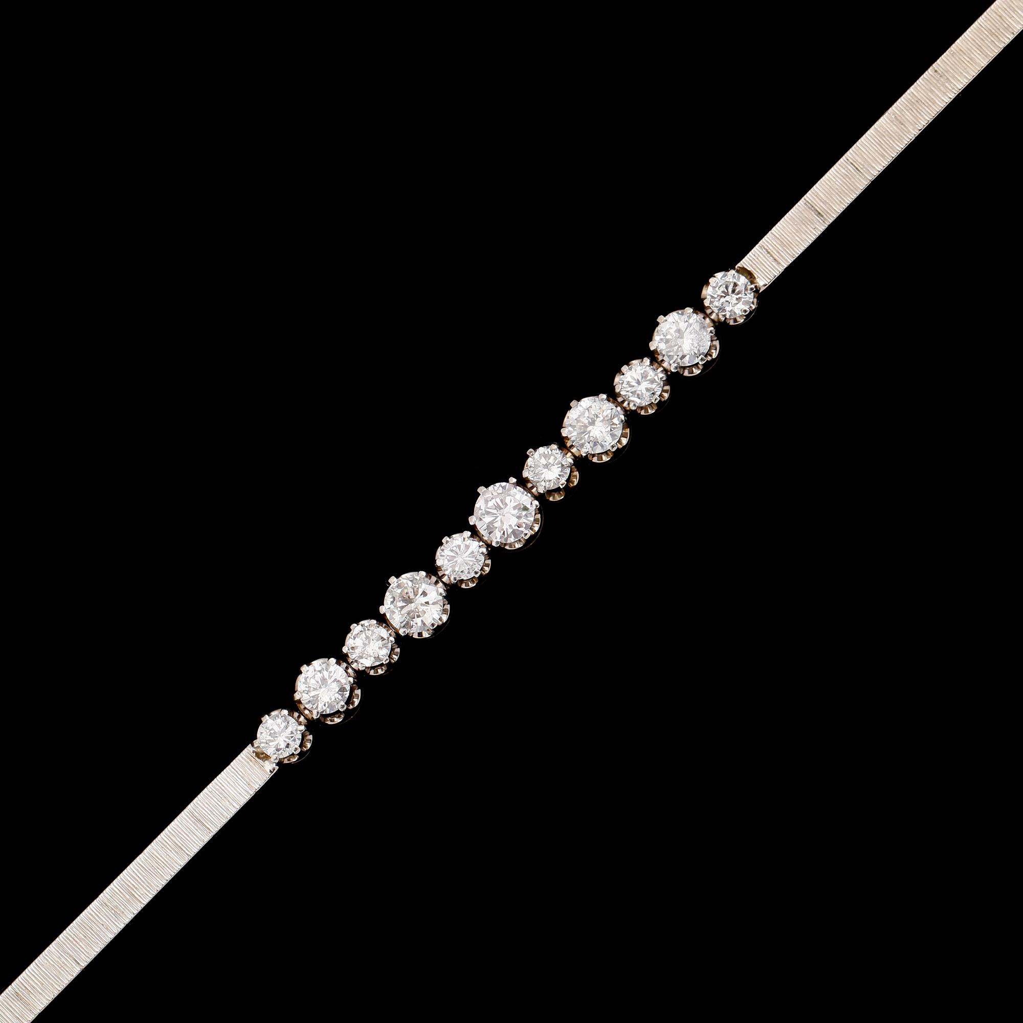ARMBAND, 18 k vitguld, 11 briljantslipade diamanter tot ca 2.14 ct.