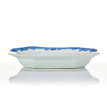 A blue and white tureen dish, Qing dynasty, Qianlong (1736-95).