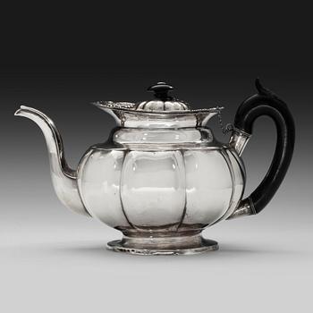 441. TEEKANNU, 13L hopeaa. Hermann Georg Clemens Tallinn 1841. Korkeus 16 cm. Paino 750 g.