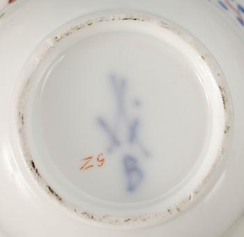 KOPPAR MED FAT, 5 st, porslin, bl a Paris och Meissen, 1700-1800-tal.