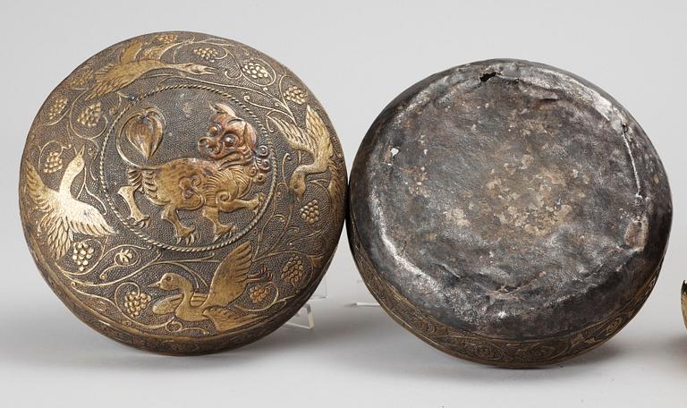 STUPA samt ASK, metall, Kina, 1900-tal.