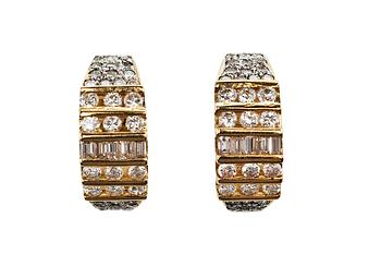 461. A PAIR OF DIAMOND EARRINGS.