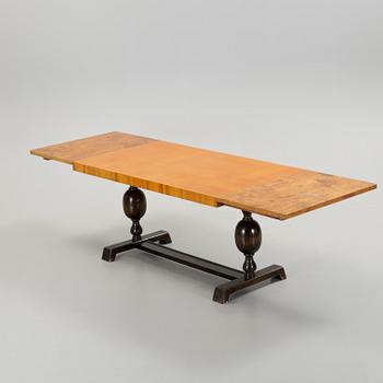 BORD, med två utdragbara klaffar, art deco. 1920/30-tal.