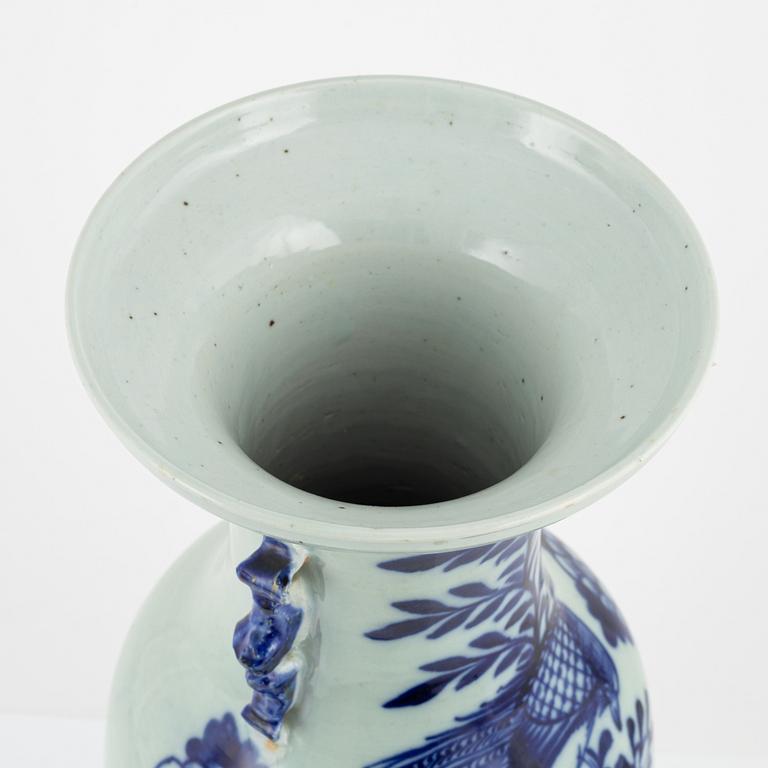 A large Chinese porcelain vase, late Qing dynasty, 19th Cnetury.