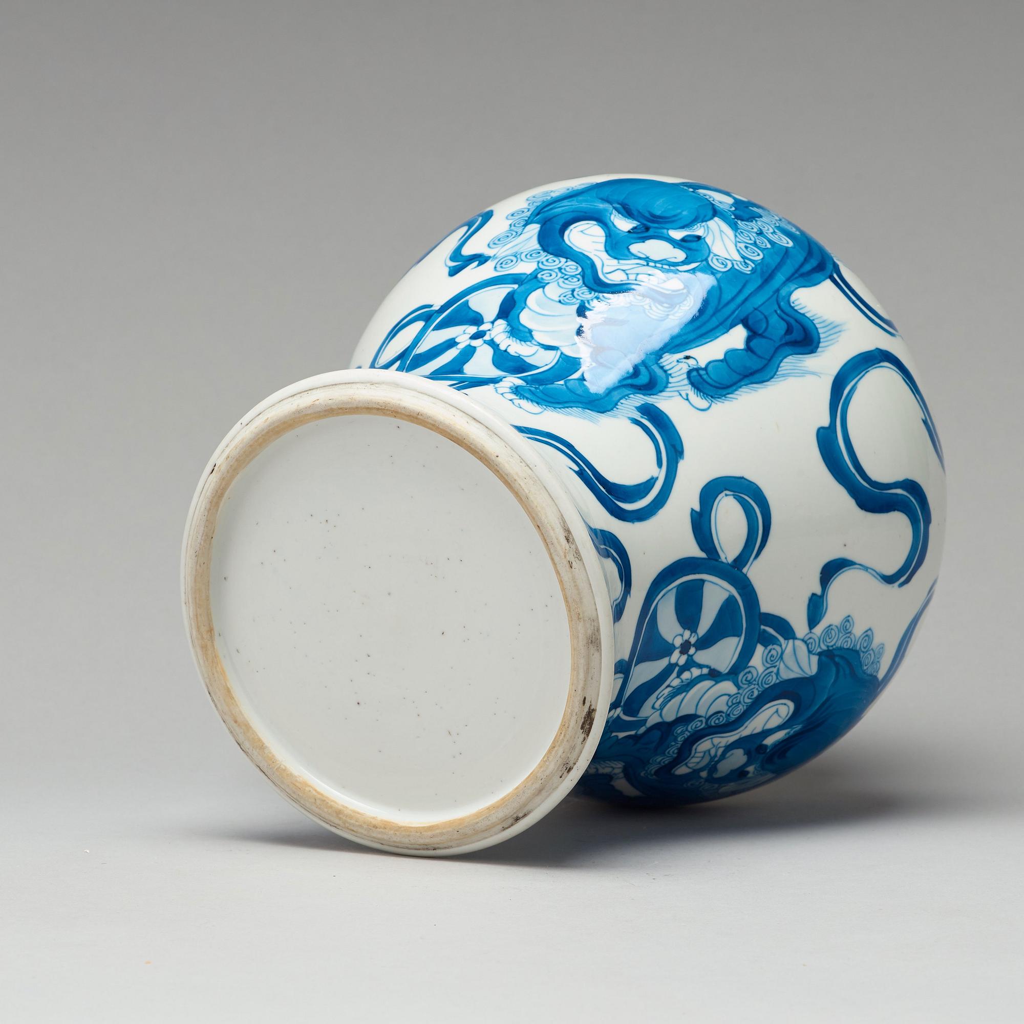 A blue and white vase, Qing dynasty (1664-1912).