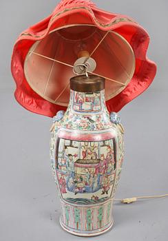 GOLVLAMPA, porslin, Kina, 1900-talets första del.