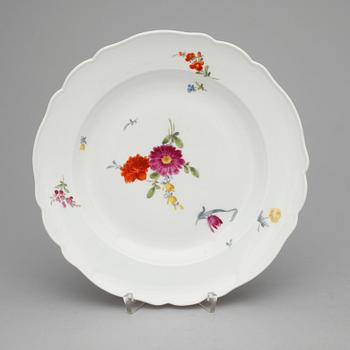 TALLRIKAR, 3 st porslin, Meissen, Marcolin respektive punkt period (1763-1814).