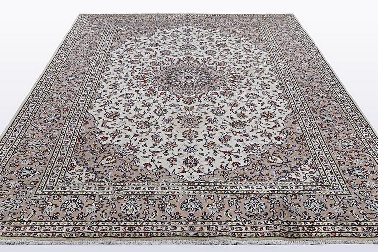 A carpet, Kashan, ca 368 x 245 cm.