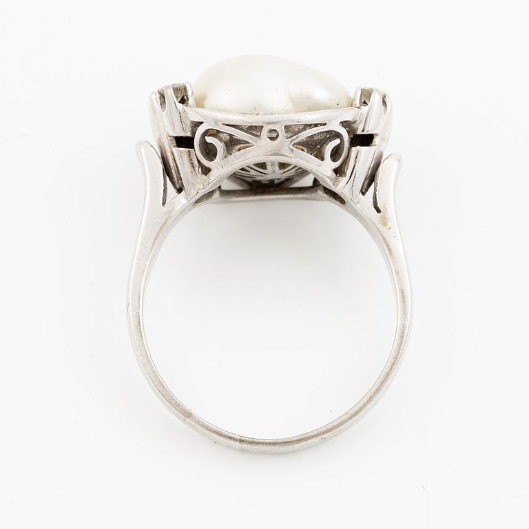 Ring 18K vitguld med pärla och runda briljantslipade diamanter.