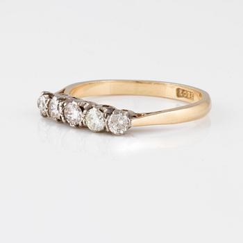 RING, 18K guld med 5 briljantslipade diamanter ca 0.35 ct. Vikt 2,5 gram.