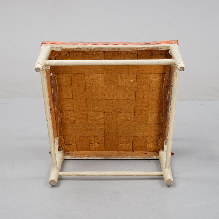 A painted armchair, presumably late 18th century or around the year 1800.