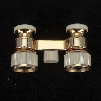 TEATERKIKARE, Hilka, 1900-tal, dekor i pärlemo, stomme i guldfärgad metall och vit plast.