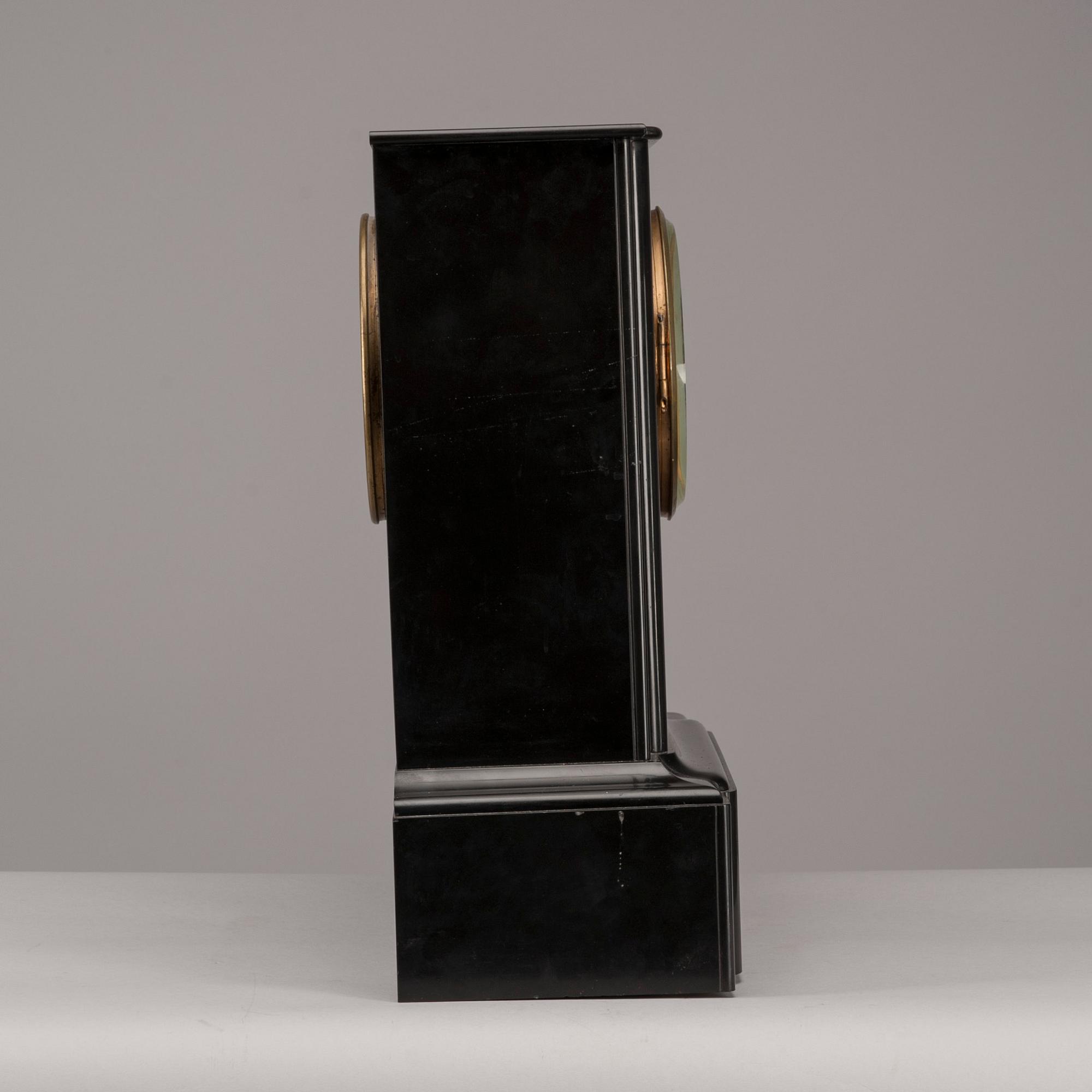 BORDSPENDYL, svart marmor, mässing, Mellaneuropa, sekelskiftet 1800/1900.