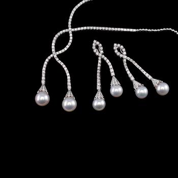 578. A SET OF JEWELLERY, brilliant cut diamonds c. 10.25 ct. South sea pearls 13 - 14 mm. Weight 70 g.