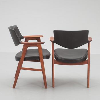 KARMSTOLAR, ett par, Erik Kirkegaard, Höng Stolefabrik, Danmark, märkta.