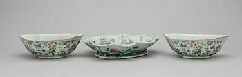 KABARÉDELAR, 2 st samt FAT, porslin, Kina, 1800-/1900-tal.