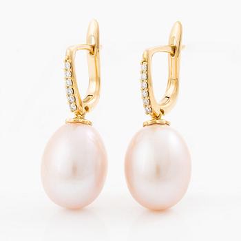 Örhängen 18K guld med odlade sötvattenspärlor och briljantslipade diamanter.