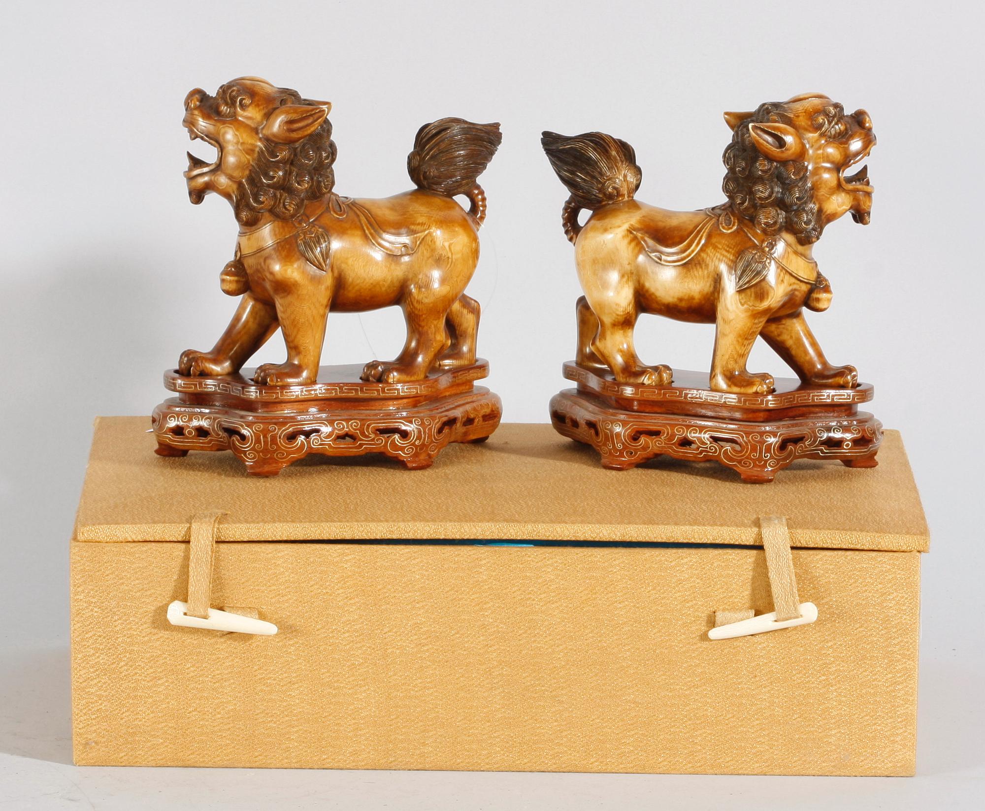 FIGURINER, ett par, ben, 1900-tal.