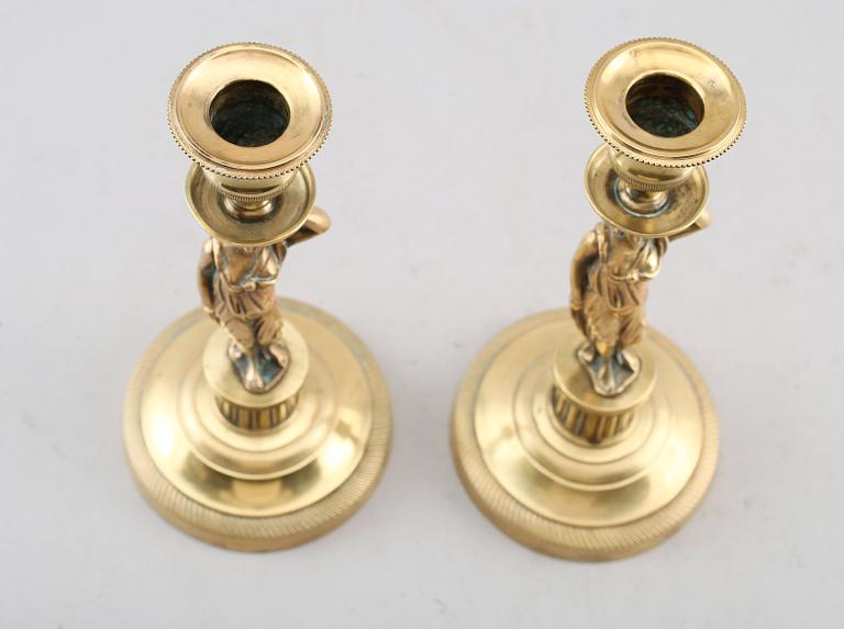 LJUSSTAKAR, 1 par, förgylld mässing, sengustavianska, omkring år 1800.