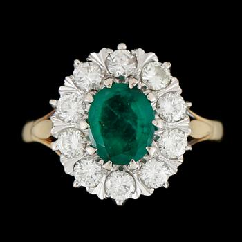 RING, 18 k tvåfärgat guld, smaragd och briljantslipade diamanter tot ca 0.80 ct. Vikt ca 5 g.