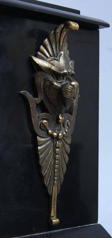 BORDSUR samt LJUSSTAKAR, urverk märkt "Thorel", nyrenässans, omkring sekelskiftet 1800/1900.