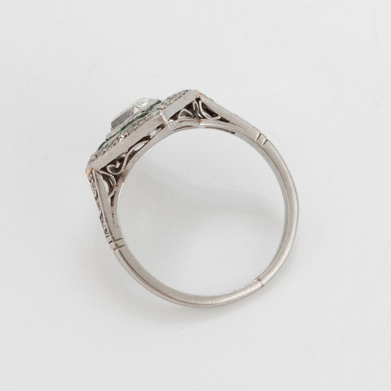 RING med diamanter och smaragder.