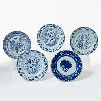 A group of five Chinese blue and white plates, Qing dynasty, 18th century.