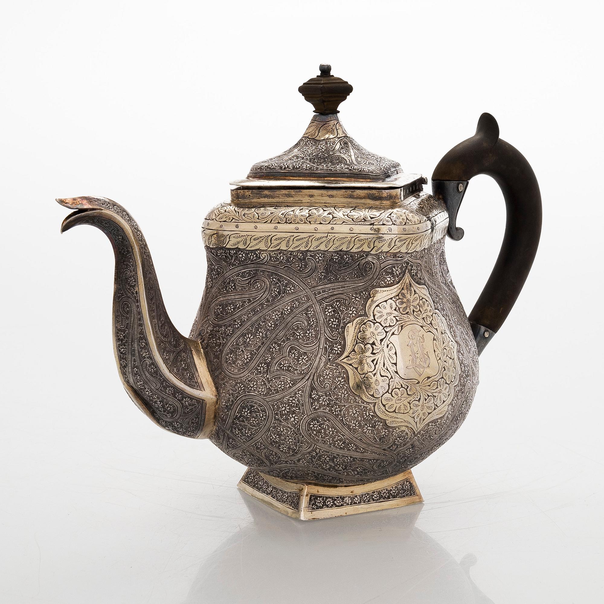 Teekalusto, 3 osaa, hopeaa, osittain kullattu, suomalaiset tarkastusleimat 1967.