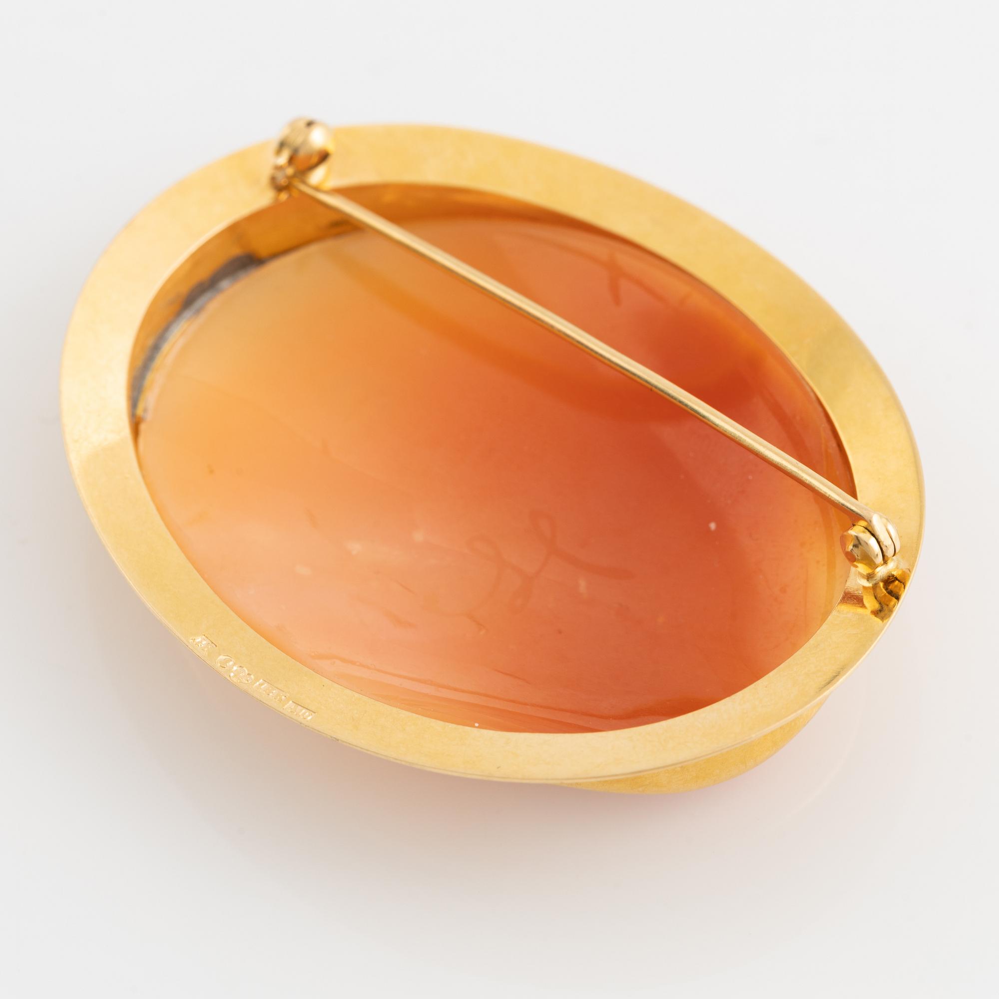 Gold and shell cameo brooch.