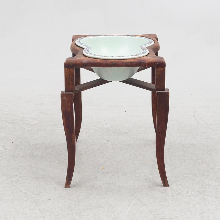 Bidé, fajans, med träställning, 1800-tal.