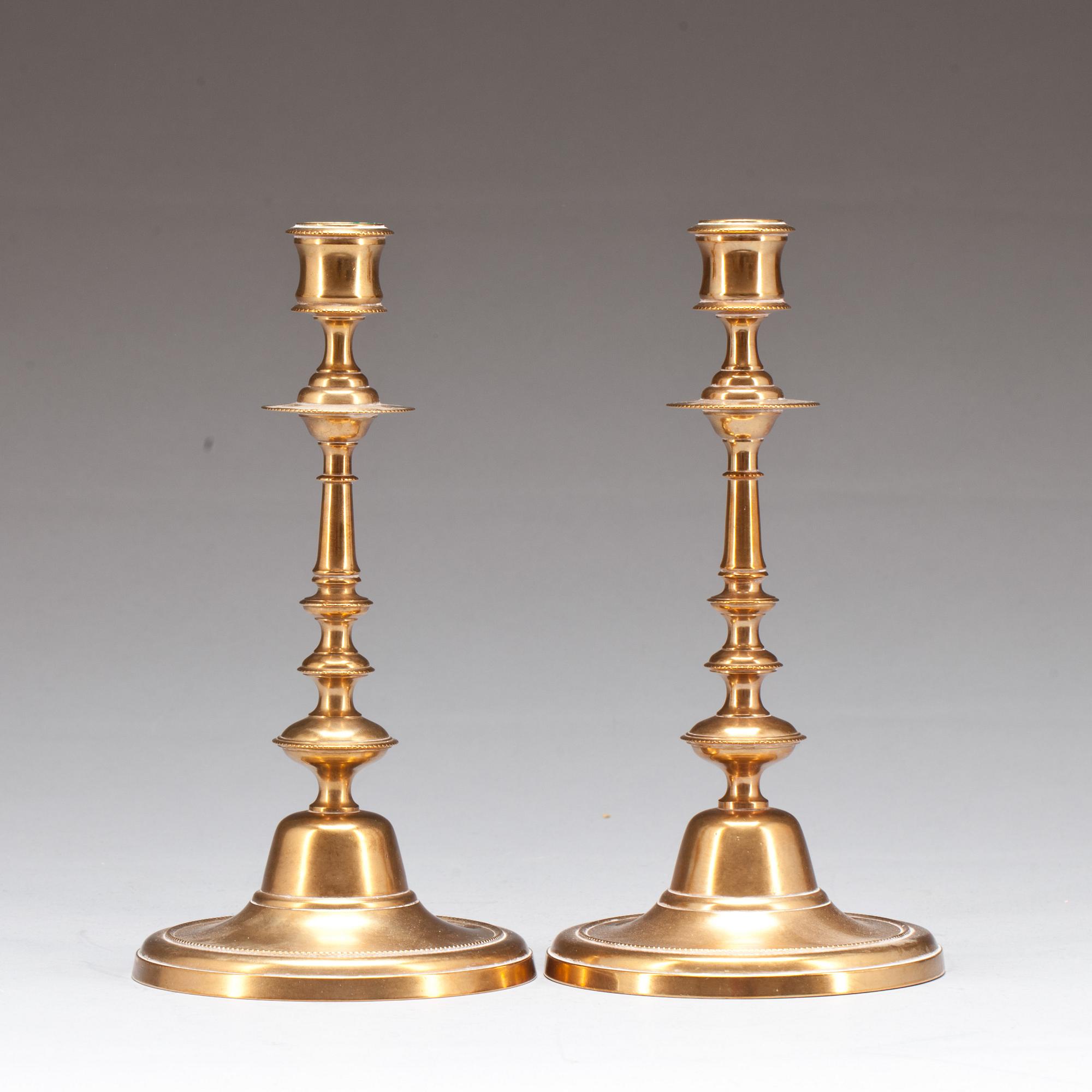 LJUSSTAKAR, ett par, mässing. Omkring 1900.