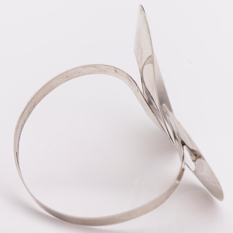 PAULA HÄIVÄOJA, ARMBAND, sterling silver. Pentti Roos, Helsingfors 1968.